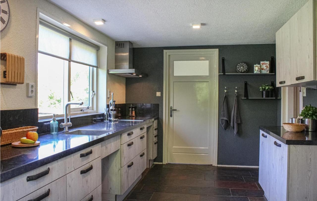 Gorgeous Home In Scharendijke With Kitchen ภายนอก รูปภาพ